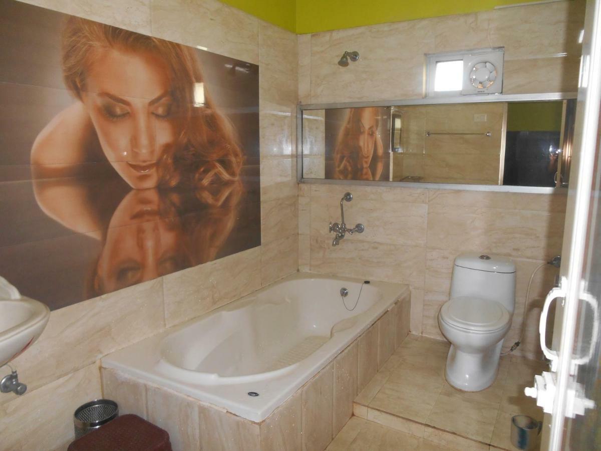 Hotel Surja Laxmi Raiganj Esterno foto
